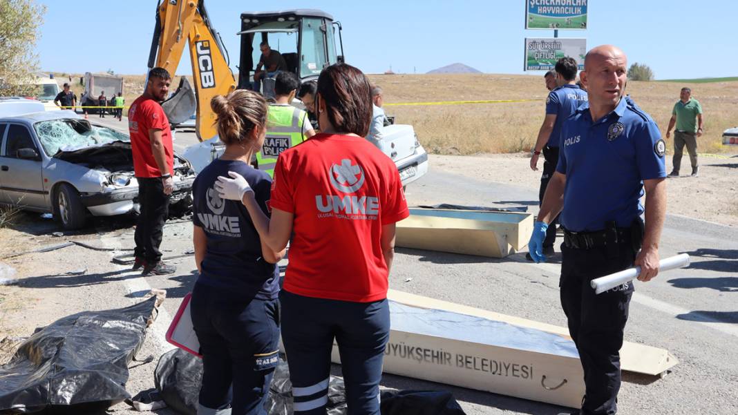 Aksaray'da feci kaza! Araçlar kağıt gibi ezildi: Ölü ve yaralılar var 7